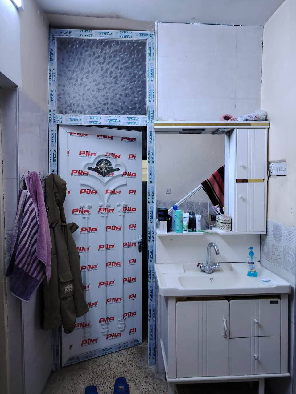 ***********
بيت للبيع(  طابو سكني ) على طابو الاعظية مساحة 153متر واجهة 10متر يحتوي عل كراج وحديقة   وصالة ومطبخ وغرفة نوم وخدمات. طابق اول غرفتين نوم  طابق ثاني غرفة سندويج وسطح  يقع في بغداد سبع ابكار السكنية الشارع المقابل الوقف السني 300متر عن سريع محمد القاسم ومن الله التوفيق
*********** بغداد, العراق
