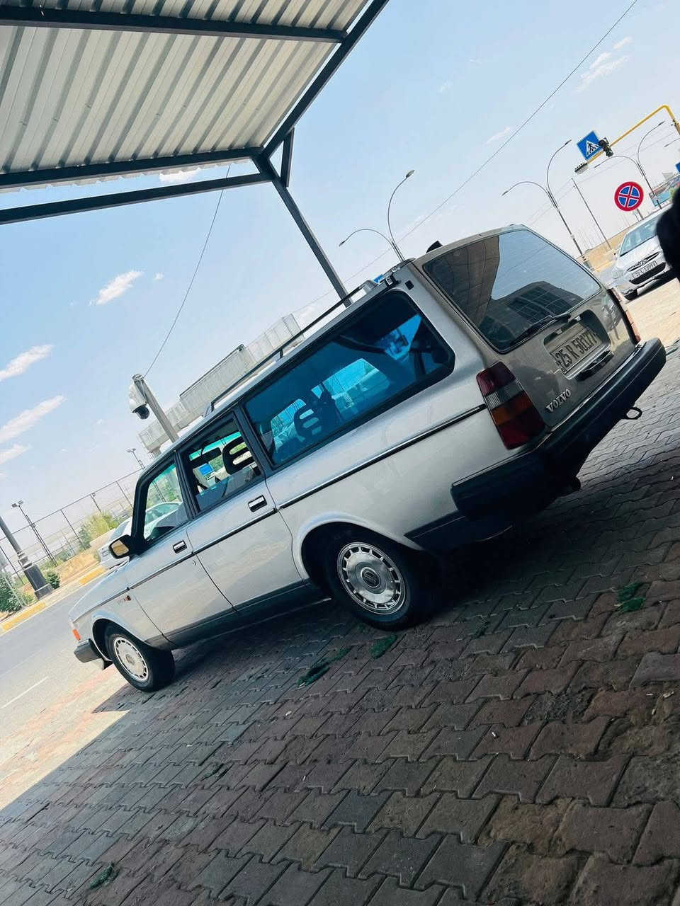 السلام عليكم  للبيع VOLVOحجم 240موديل 1991منضومه تبريد جديده شرط ثلج مكينه بلاد بخاخ غرفه جديده كفاله عامه السعر65وبيها مجال لاستفسار اكثر هذه الرقم ***********
