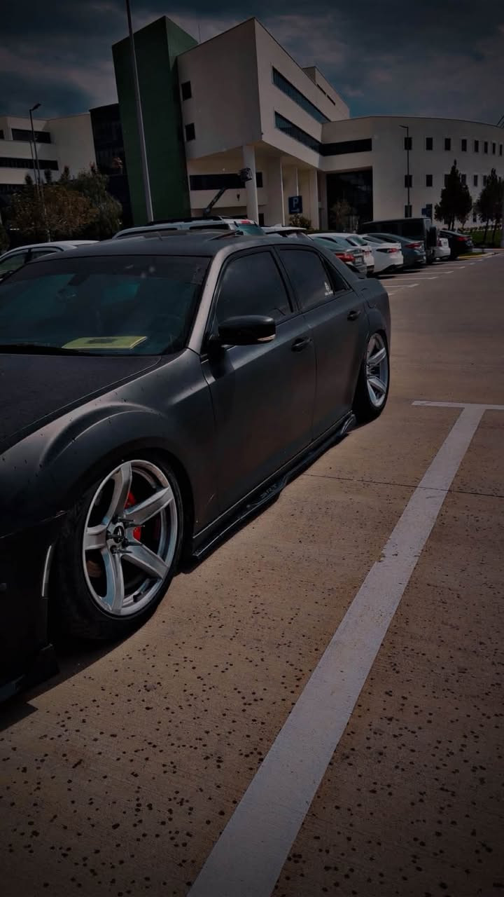 Chrysler V6 2016

حادثها جاملغين وبنيد صور الحادث موجوده  
وبيها باب الصدر بلعراق نصبغ عندي
السياره   
فول مواصفات 
بونراما 
كشنات حضن 
مقاعد كهرباء
تدفئه الكشنات الاماميه وستيرن
رادار جانبي اشاره ترحيب تدفئه مري
سستم سماعات b+ دمام بلادي بصندوك
الاضافات الي على السياره 
جكات كاتباك s2 1500$ 
سقف روز متغير ع تليفون 260 حركه200$
بك لايت متغير يم ياسر سبارك  600$
داخل متغير بيبان ودشبول 200$
عليها مروحه دبل srt 200$
عدسه +لد امامي متغير 300$
منضومه زنون 400 ضمانهن سنتين 
لحيه ودوسات ودفيوزر وشفقه خلفيه وسكوبات  وشفتات 
ستيرن وفجوج برمبو 
داش كام 3 كامرات خلفي وداخلي وامامي 
وياله نجمه 400$
عليها دركه فورجت rbm سعرها 950 الف 
ضوئي 
البنيد تغليف فوركت 100$ 
السياره مغلفه فابلون طافي 700$ 
وفديو قبل التغليف موجود 
السياره رقم بغداد بأسمي 
اخوان سعرها 215  بيها مجال قليل ولحد يقارنها ب غيرها  بيع او مراوس بجارجر v8   
مكاني بغداد ***********
(السياره عليها سستم سماعات ومضخم وامبلي فاير  ينشال من السياره بلبيع سعر السستم 27 ورقه)
