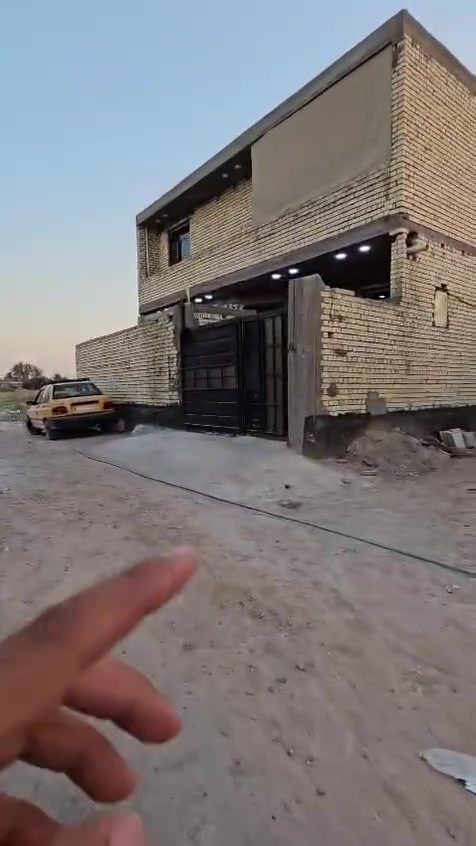 دار للبيع – بناء حديث وموقع مميز

📍 بغداد / الكرغولية – 🏡 شارع الملايين مقابل بيت السواعد

📐 المساحة: 200 م²
📏 الواجهة: 11 متر
📏 النزال: 18 متر
📄 سند 25 زراعي
🏗️ عمر البناء: سنة ونصف

✨ مواصفات الدار:

🔹 الطابق الأرضي

- كراج سيارة
- حديقة خارجية
- حمام خارجي
- مدخلان
- استقبال
- صالة واسعة
- مطبخ حار ومطبخ بارد
- حديقة داخلية
- غرفتا نوم
- حمام داخلي
- منور خلفي

🔹 الطابق الأول

- غرفة نوم ماستر مع دريسنك روم بنظام أوروبي
- صالة
- مخزن
- سطح خلفي

✅ أبواب وشبابيك ألمنيوم
✅ أبواب الغرف خشب تركي
✅ تشطيب حديث ومرتب

للجادين فقط والاستفسار:
📞 ***********

باقي التفاصيل والقياسات موضحة بالفيديو.
