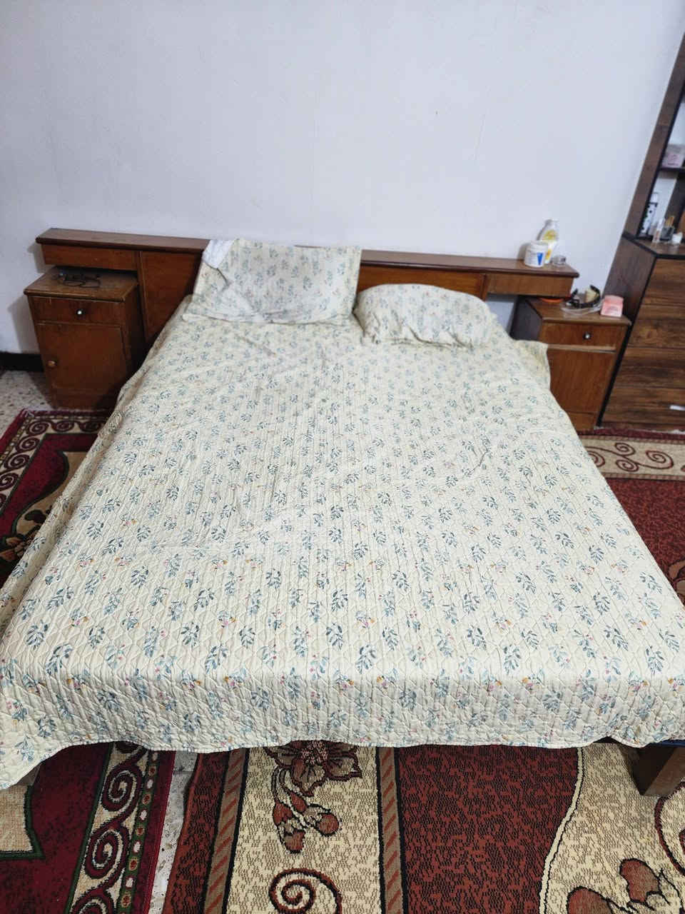 سلام عليكم  (بغداد الامين الثانية)غرفة نوم صاج عراقي اصلي 6 قطع  سرير معه الدوشك + كوومدي عدد2
+كنتور 6 بوب  +تعلاكة خشب اصلي  
ميز بلازمة عدد 2 
سرير نفر عدد 2 معه الدوشك 
كنتور نفر 
كوومدي عدد 2
***********
