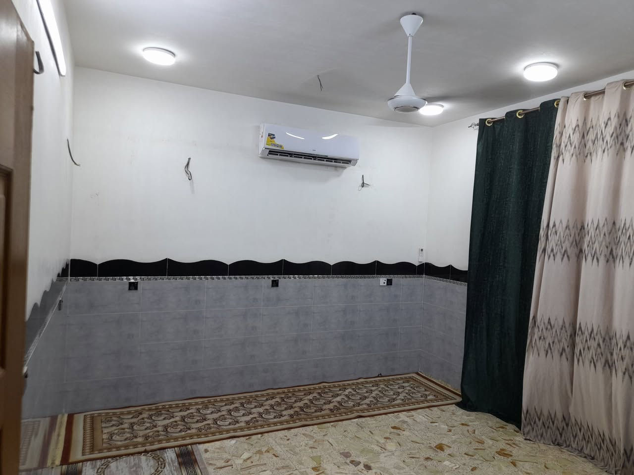 دار للبيع البلديات حي التراث الزراعي طابق ونص مربع بناء حديث مشمول بل التطويب السعر 125 قابل للتفاوض للإستفسار إتصال  ***********
