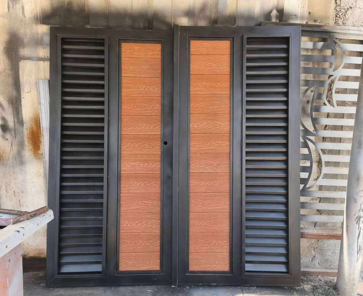 باب حوش ودرج وابواب غرفة وشبابيك للبيع الموصل صناعة الكرامة حي الكرامة
***********  /  ***********
