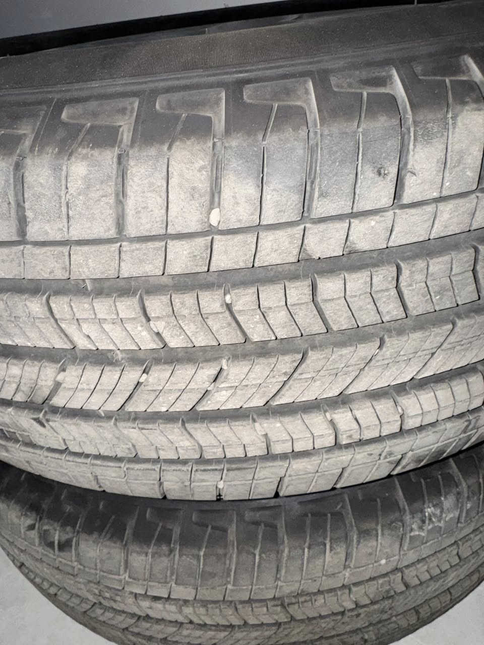سلام عليكم
طايرات ويلات جيب لاريدو قياس 18
طايراط 1الف مايل ماشي عليها 
ماركة مالها MICHELIN 
ويلات حتة شخط مابي بيلادي 
***********
***********
