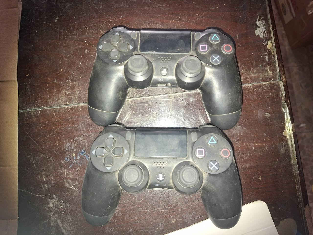 بلي فور جديد مستعمل تقريبآ شهر او اقل يدات عدد٢ أقراص عدد٢ فول الله يشهد 
اليريد ايراسلني او ايتصل***********
