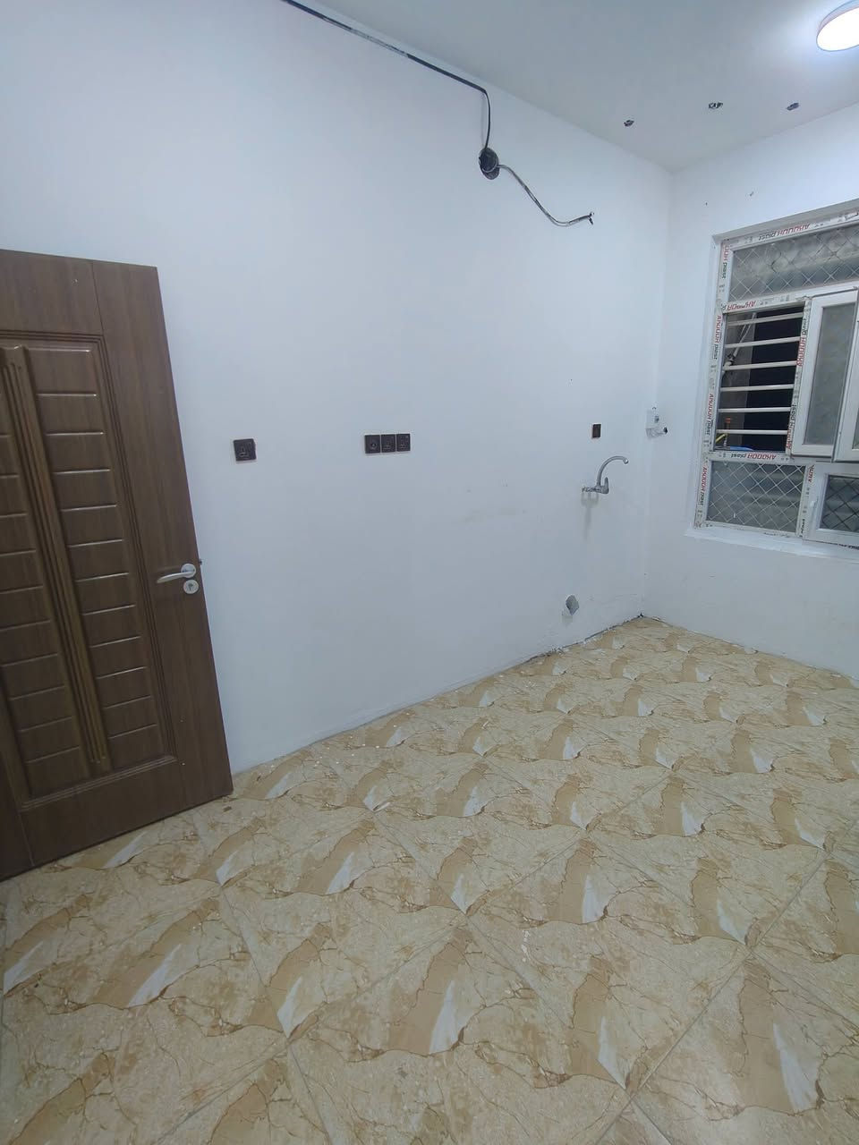 السلام عليكم
بيت طابق ثاني للايجار
الموقع سبعه نيسان قرب الكليه الاساسيه 
يحتوي على غرفه نوم و حمام و صاله و استقبال و مطبخ 
البيت بناء جديد  
السعر 350 وقابل للتفاوض 
للاستفسار الاتصال على الرقم ***********
