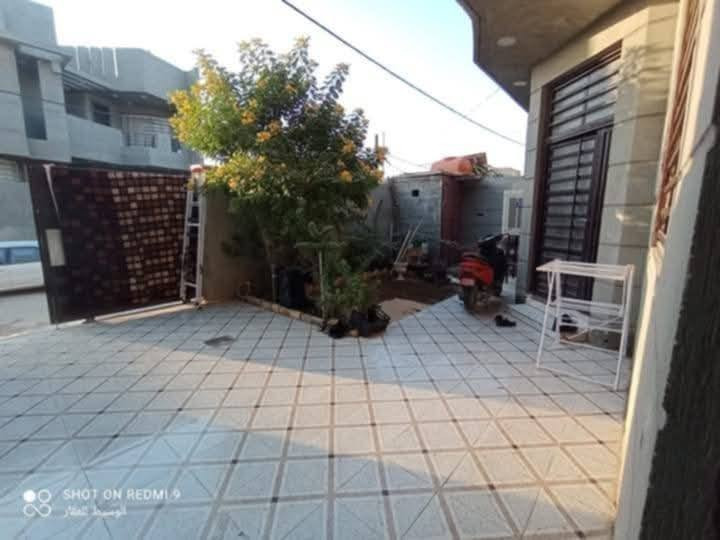 دار للبيع 
شارع 30 الورديه قرب اسواق النافعي قرب الملعب الخماسي 
--------------------------
الماسحه// 200 م طابو ملك صرف رقم العقاري 4274
 المواجهة//10 م 
النزال// 20 م  
----------------------
الطابق الارظي 
غرفتين نوم وصاله وهول ومطبخ + مجمع صحيات عدد2
و كراج سياره + حديقه 
--------------------------
الطابق الثاني 
غرفه نوم + مجمع صحيات 
مطلوب اسكان 40 مليون 
السعر 160 مع المجال للاستفسار خاص او   ***********
