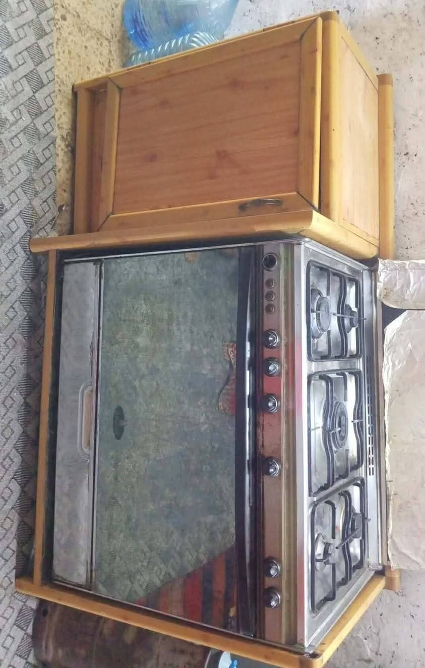 السلام عليكم كاونتر مستعمل تفصال خاص 8قطع سعره مليون ما عده الطباخ  وبي مجال قليل  التواصل ***********وتساب
