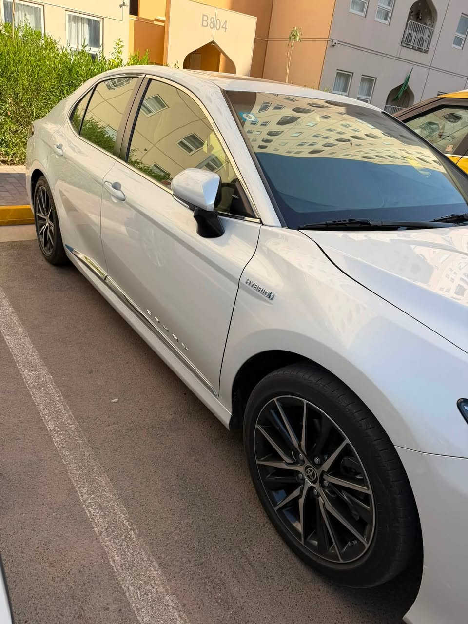 للبيع كامري موديل 2024، وارد خليجي وكالة عبد اللطيف
فئة GLE Hybrid فول
مواصفات، بحالة ممتازة.
المواصفات:
*   فتحة سقف
*   شاحن لاسلكي
*   حساسات أمامية وخلفية
*   تبريد (بردة) كهرباء
Auto Hold نظام •
• وضعيات القيادة (EV Mode)
التفاصيل:
*   الممشى: 49,000 كم
*   ملاحظة: طخة خفيفة بباب
السائق (بحدود شبر) معدلة
ومصبوغة.
• رقم بغداد - السيارة باسمي
السعر وبيه مجال بسيط.
ا للاستفسار والتواصل:
(***********)

