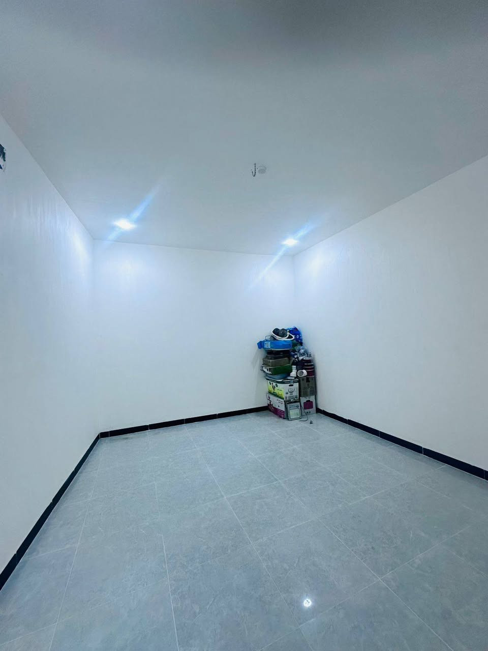 🏠بيت للبيع طابقين 
🏚️ديوانية / حي الامين مدخل (شارع التنانير)🏠
مجاور  مدرسة الصادق الامين 

ملاحضة / يوجد في التعليقات فيديو كامل يوضح  محتويات البيت بالكامل 

✅كونكريت مسلح 
 
❇️زراعي سند ٢٥ [مرقم جاهز للتطويب]

✅المساحة : 100متر 
❇️الواجهة ٦.٥ متر
❇️النزال : ١٥.٥٠ متر 

♻️محتويات الدار 

🏚️الطابق الاول 

 🔆 غرفة نوم
🔅استقبال 
🔅صالة 
🔅مطبخ 
🔅حمام
🔅صحيات داخلية وخارجية 

🏚️الطابق الثاني 
 

🔆 غرفة نوم
🔅صالة 
🔅مطبخ 
🔅حمام
🔅صحيات داخلية غربية

ملاحضات ع البيت 

✅كونكريت مسلح و صب مركزي c 350 
✅ كهرباء بوري البيت بالكامل/ وايرات الفنار السعودي 
✅تأسيس ماء وكهرباء انابيب سمارت المصري الاصلي
✅شبكة تقطير سبالت للبيت بالكامل 
✅شبكة كاميرات للبيت بالكامل اربع جهات 

✅خدمات كاملة ( تبليط ، مجاري ، ماء ، كهرباء ، ارصفة مقرنصة بالباب +مدارس) كما موضح بالصور 

⚜️ للاستفسار مراجعة مكتب علاء صاحب دوحان
حولي الجامعة/ قرب مركز حي الجامعة

او الاتصال واتساب او عن على الارقام التالية 
*********** واتساب مراجعه مكتب 🏢 العاصمة للعقارات والمقاولات العامه ***********
