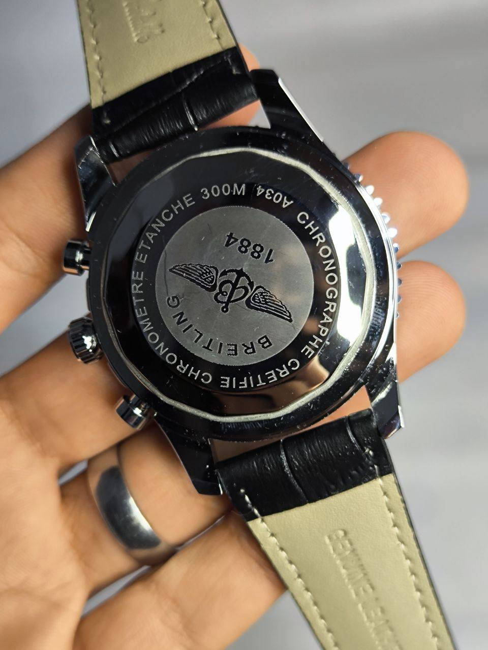 ساعة من ماركة برتلنغ Breitling
تحفة فنية 
مصممة للطيارين الحرفين والقباطن
مكينة كوارتز ستوبوج
جميع السناتر شغالة
ميناء مميزة مزودة بمنفذ تاريخ لامينوس اميال 
زجاج زفير مزرق 
رنك دوار 
جلد طبيعي 
الساعة مختمة بالكامل 

ملاحظة ؛- متوفر قطعة واحدة فقط 
السعر : 35 ع اول تم
 للحجز والاستفسار يرجى مراسلة الصفحه


**إذا كنت صاحب هذا الإعلان وتريد حذفه لأي سبب، رجاءا أرسل رسالة إلى الدعم الفني**