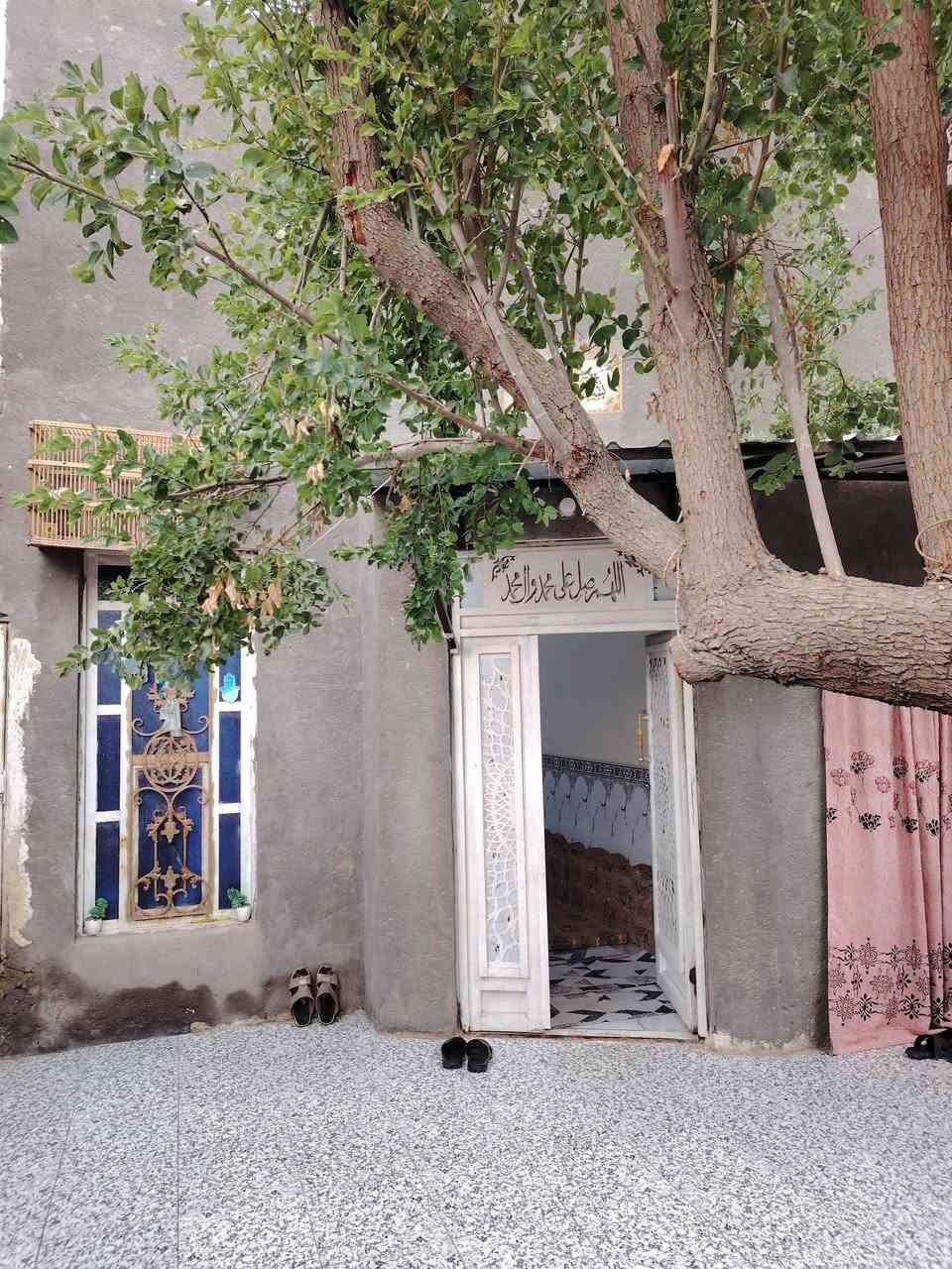 بيت معروض للبيع او مرواس يقع في الحي العسكري المساحه 200 م أقرب نقطة دالة مدرسة واحد حزيران ويقع على ساحه يتكون من استقبال وصاله غرفتين ومطبخ وصحيات داخليه وخارجية وساحه وحديقة والطابق الثاني غرفة نوم ومخزن السعر 270 مليون للإستفسار الاتصال على الرقم ***********
