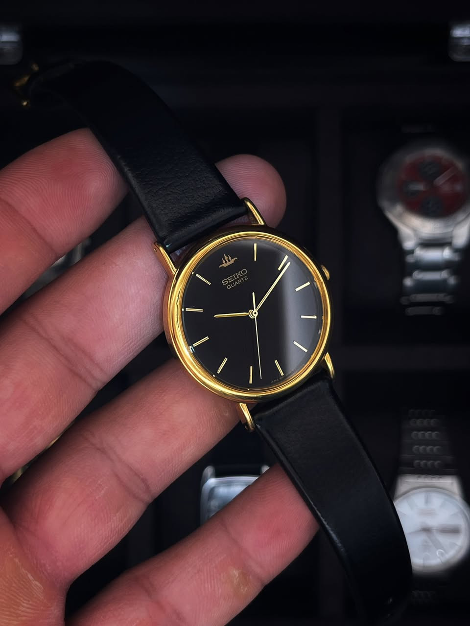 Seiko 
🔹تعمل الساعه بنظام الكوارتز الدقيق 
ستراب (السير) الساعه مُستبدل باخر سويسري أصلي 
قطر الساعه : 35 
الرقم التسلسلي : 440944
الصنع : JAPAN🇯🇵
طلاء ذهب 
حالة الساعة : 95% 🔥

🔺السعر : 85,000
📥للحجز و الاستفسار دايركت⁩


**إذا كنت صاحب هذا الإعلان وتريد حذفه لأي سبب، رجاءا أرسل رسالة إلى الدعم الفني**