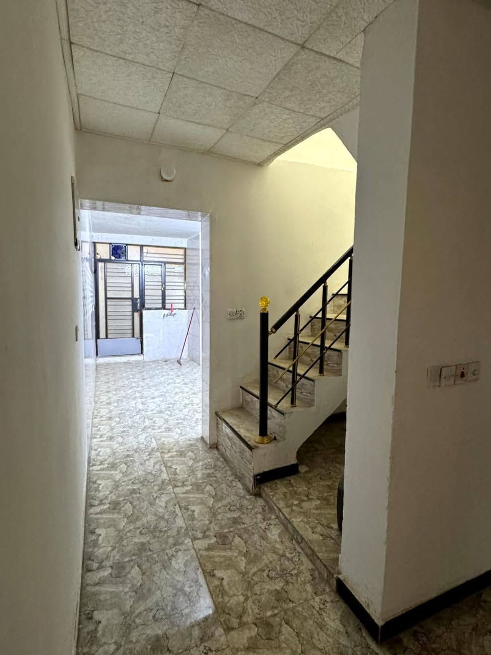 دار للبيع طابو سكني ملك صرف
الموقع : الدورة نهاية الميكانيك شارع ال ١٢٠  قرب مدرسة ذات النطاقين قرب السرية
المساحة : ٨٨ متر ( نزال ٢٠ م * الواجهة ٤.٤٠ م)
طابقين 
الطابق الاول:  استقبال+ صالة+مطبخ+ صحيات
الطابق الثاني : غرف عدد ٢

للاستفسار 
***********‪ 
077‪12635423
