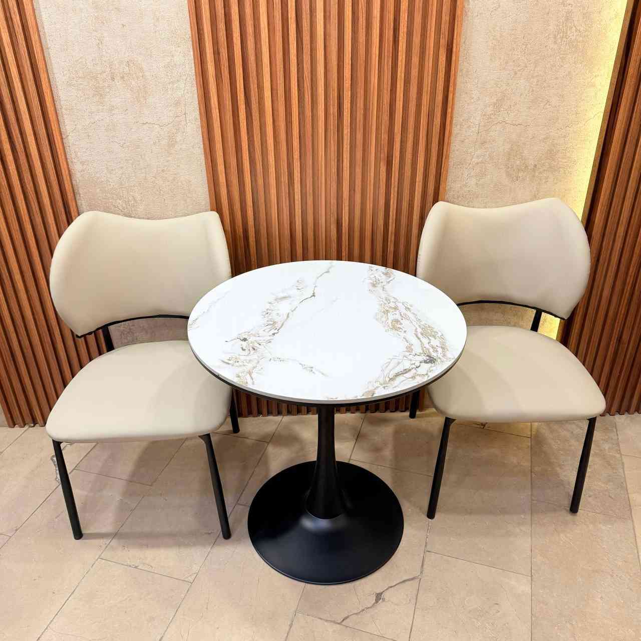 ‎⬇️ تخفيضات العيد ⬇️

‎سيت استراحة  ميز طعام وكرسيين
‎سطح الميز رخام مزجج 
‎قياس الميز  70* 70 سم 
‎الكراسي دوشمة جلد وارجل حديد 
‎السعر 135 الف 🥇
‎وتوجد خدمة توصيل


**إذا كنت صاحب هذا الإعلان وتريد حذفه لأي سبب، رجاءا أرسل رسالة إلى الدعم الفني**