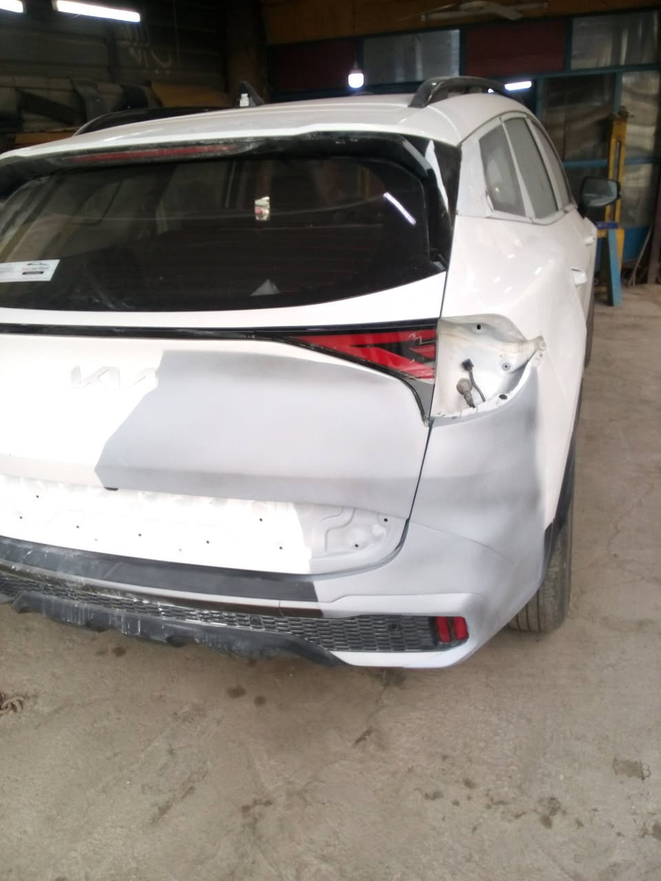 تعديل الجنطه الخلفية وتعديل البدنه الخلفية وتصليح الدعاميه الخلفية سياره كيا سبورتاج قبل وبعد الإنتهاء منها 
سمكره وفابير كلاس سيارات حديثه باادراه حيدر السمكري بغداد هاتف ***********
