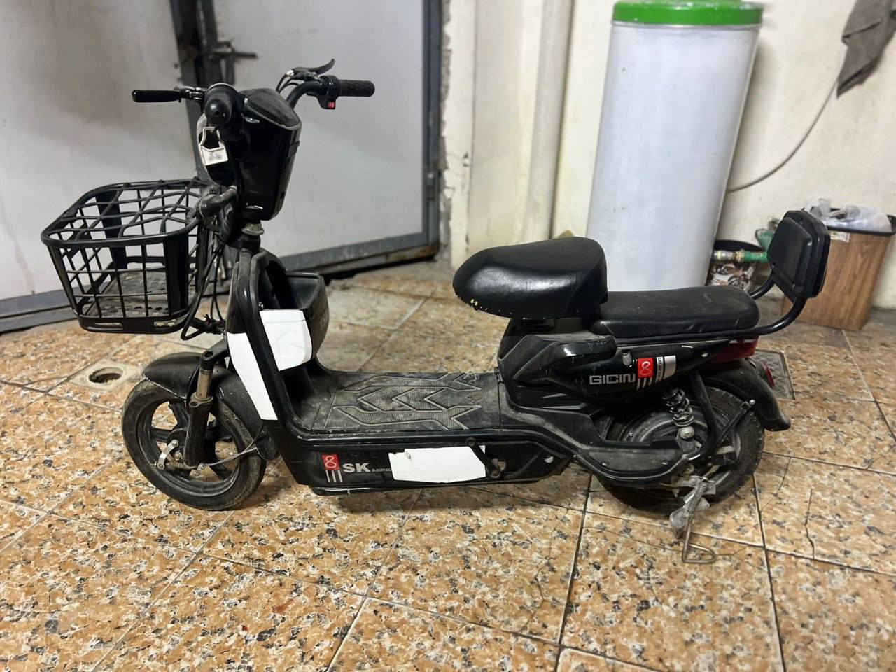 للبيع دراجه شحن موديل 2024 جديده الدراجه بعدهه بترابهه ماصارلي من اشتريته ماناقصه اي شي السعر 325 وبيهه مجال اهواي رقمي ***********
