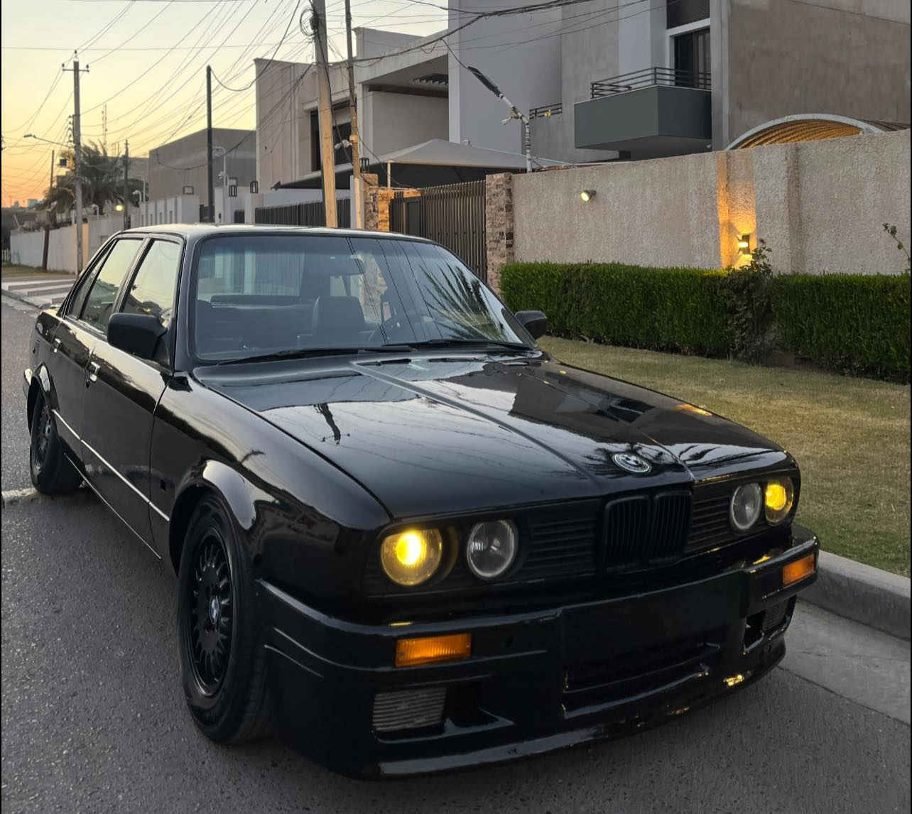 السلام عليكم
بي ام زعره حجم ٣٢٠

موديل ١٩٩١ رقمه بغداد شرط التحويل بدون تحويل ما ابيع..

مكينه٢٠ مفتوح مكينه حاوية  كير عادي جاترك ٢٦٠

اكسل  عربانه ٩٥/١٠٠نطيفه حداديه اماميه تعبانه

مشط الچبنه كايمه يكلف ٩٠ الف 

حجر صالنصة وحجر بيئة موجود شغال 

كمبريسر تبريد مشدود نقص بواري وفان 

السيارة غرفتها بيها نواقص اكرر واكول بيها نواقص دوشمه ومسجل وسماعات موجودات بس تشدهن ..

تايرات نضاف 

السيارة لتتصل وتكلي شبيها كلشي ذاكرلك كير مكينه اكسل كفاله ابيعها مال تعمير لتجيني وتكلي هاي نقص بيها شوفت عينك سعرها بدون اي عملة من الاخير 30 ورقة واسف عن 

***********.   الاطالة
