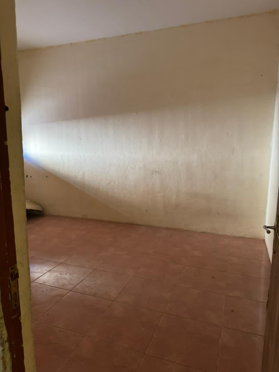 دار سكن للايجار في المعقل مساحه ٣٠٠ متر طابق واحد مقابل ملعب الميناء مقابل الدار ساحه وقوف سيارات خاصه بالدار يتكون من ٤ غرف وصاله وصحيات ومطبخ وحديقه اماميه وخلفيه وكراج والدار يحتوى على سخان وخزان وماطور وبحاله جيده سعر الايجار ٩٠٠ وقابل للتفاوض 
يصلح للسكن والانشطه التجاريه 
مركز تجميل صالون روضه 
عياده
الاستفسار الاتصال ***********
