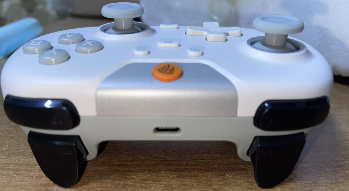 جوستك EasySMX X05 Wireless Controller يستخدم للألعاب، ويشتغل على أكثر من جهاز:
• 💻 الكمبيوتر (PC)
 • 📱 الموبايل (Android / iPhone)
 • 🎮 نينتندو سويتش (Switch)

يشتغل:
 • وايرلس (بلوتوث أو قطعة USB)
 • أو سلك (USB)

وفيه مميزات مثل:
 • اهتزاز (Vibration)
 • أضوية RGB
 • بطارية قابلة للشحن 🔋


**إذا كنت صاحب هذا الإعلان وتريد حذفه لأي سبب، رجاءا أرسل رسالة إلى الدعم الفني**