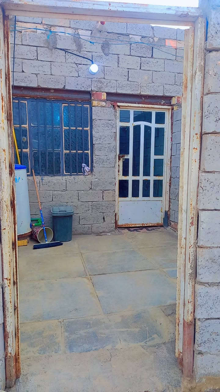 بيت للبيع  حي لامين الثانيه قرب ملعب شهيد جمال  مساحه ٧٠ متر  وجه 5نزال ١٤ بي غرفه وصاله او مطبخ  تواصل وتساب ***********
