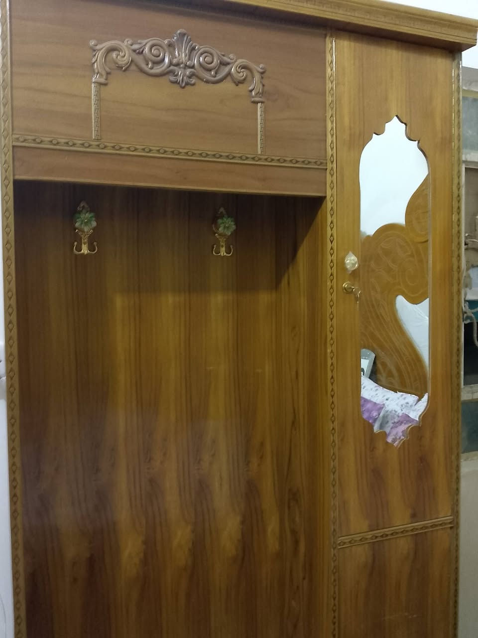 سلام عليكم غرفت اخشاب تسكام كنتور طابقين ملحق شغل درجه اوله غرفه نضيفه وحلوه وضخمه  رايده 650 وبيه مجال للشراي***********
