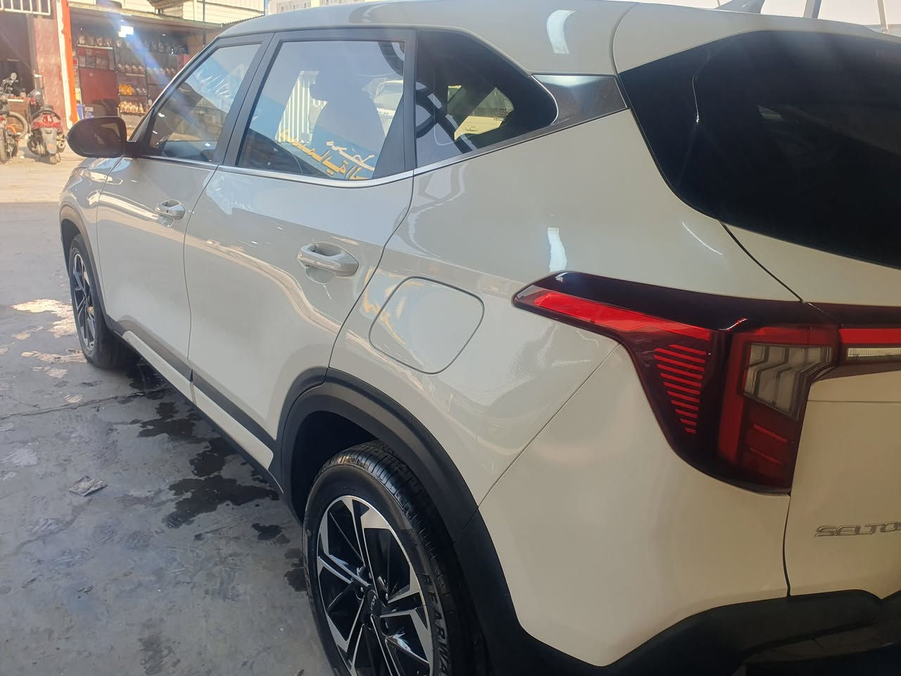 كيا سيلتوس فول  موديل 2025 وارد كوريا للبيع 🛑🛑
فول الفول عدا البانوراما 
ماشية  6500km فقط 
السيارة مرقم بغداد 
محرك 1600 تيربو جارجر 
شاشة كبيرة متصلة كيجات ديجتال 
تشغيل بصمة وبصمة أبواب 
تشغيل عن بعد 
كير ماوس 
تحديد مسار وقيادة ذاتية 🔸️
تنبيه النقطة العمياء 
وتنبيه خروج من المسار 
حساسات أمامي خلفي 
رادارات محيطية 
مثبت سرعة 
ومري جانبية شفط 
تدفئة وتبريد كشنات 🔸️
كشنات جلد كرسي السائق كهرباء 
كاميرة خلفية دوارة 
مودات قيادة 
الحادث موضح بالفديو 
تبديل جاملغ امامي  ايمن فقط   والبنيد صبغ 
السيارة جديدة جدا 
مكان السيارة بغداد بسمايا 🏚
السعر 168ورقة 💲
للمعلومات اكثر 📞
00905616145162 واتساب 
***********. اتصال 
السيارة مرقمة بغداد تحويل مباشر ماتحتاج هزة
