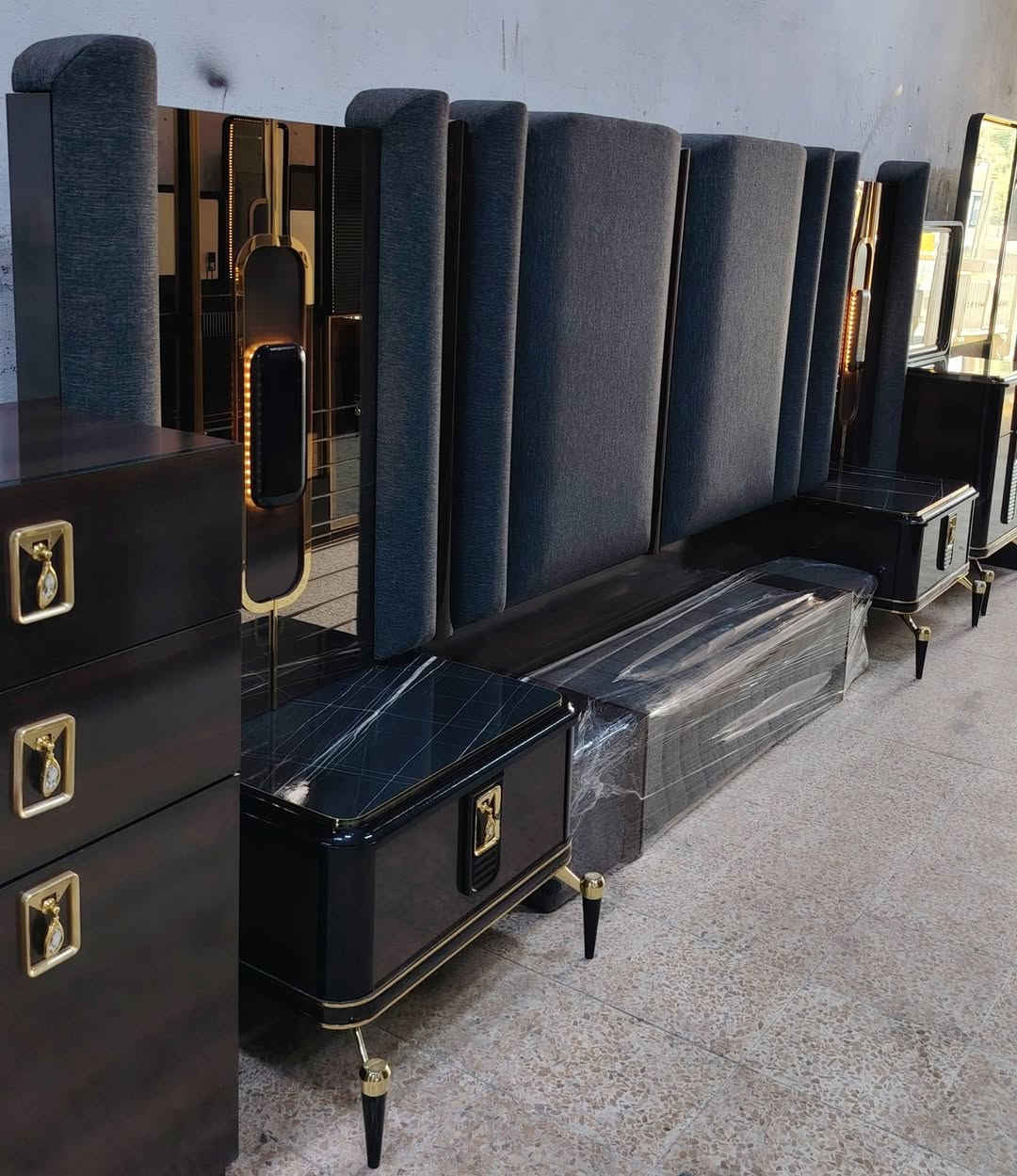 معرض مهند البجاري لبيع وشراء الغرف النوم التركيه المستخدم والجديد لدينا غرفه نوم تسع قطع ماركه صبغ حراري نظافه 100% قفرات مرمر طول الكنتور 3 امتار غرفه رئاسي عنوان المعرض موصل حي البكر قرب شارع الاطباء***********
