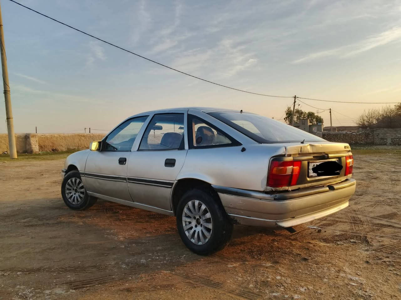 فكتره حجم ١٨ موديل ٩٢ سنويه الى ٢٠٣٠ محرك لا صرف ولا نفخ محرك جديد السقف بيها معجون مال تحرير واكع عليها بلوك التكم مالها انضاف شرط  تايرات جديد باتري جديد كابون ما مقدم تريد وكاله او تحويل شرط سعر ٢٨ الشراي يتصل *********** كورك
*********** زين      مكان السياره ناحيه زمار
