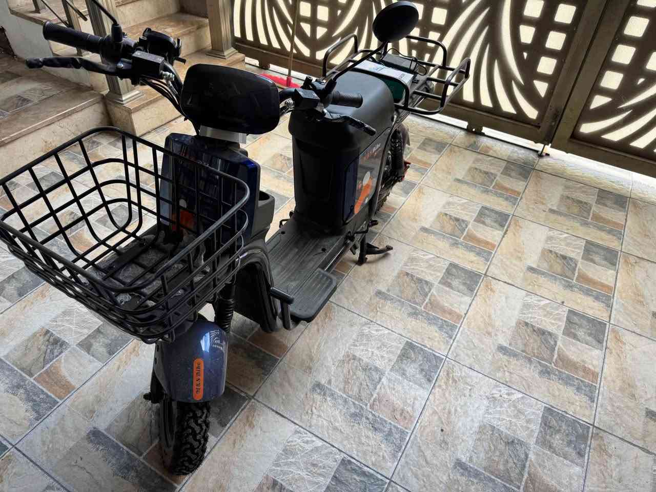 دراجة شحن نوع Z8 1200w موديل 2025 مستعملة اقل من أسبوع فقط بعدها صفر سعرها 600 وبيها مجال للشراي 
*********** كركوك, العراق
