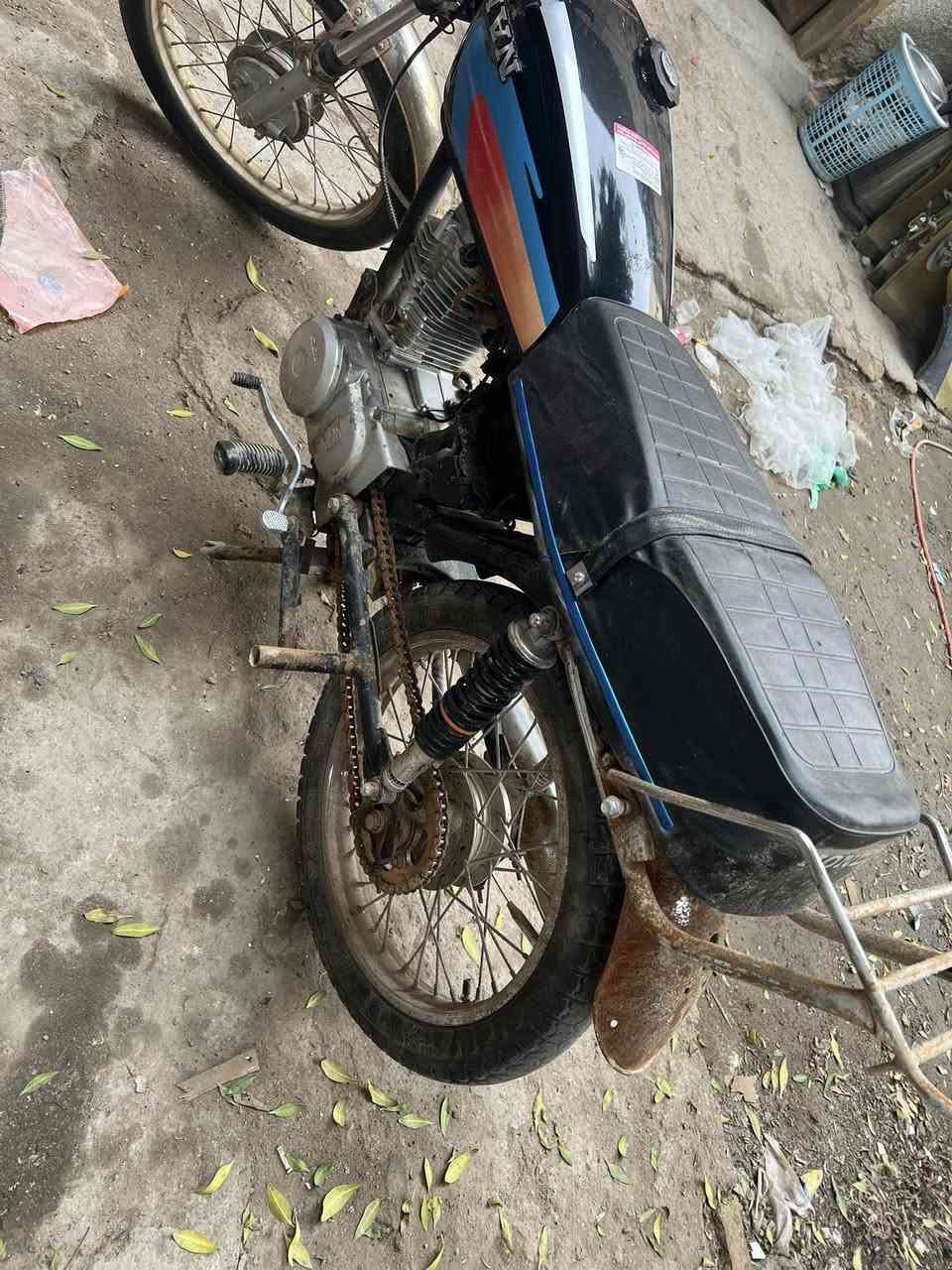 السلام وعليكم دراجه نامه ادوات مكينه مفتوحه شلعه فول ستوني معمرها دبلات وره وكدام جدد تانكي كشن سله كزوز دراجه كلش نضيفه سعرها 300 وبيها مجال العنوان البصره ابو الخصيب بحمدان الرقم ***********
