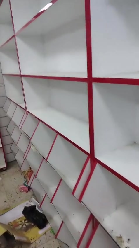 السلام عليكم رفوف كرزات تفصال جديد إستعمال شهر العدد عشره الارتفاع 210والعرض100مع رفوف حديد العدد ٢ واحد بي باب دفتري العنوان بغداد الكماليه الاتصال 
***********
