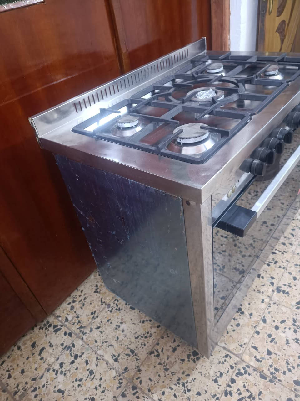 طباخ إيطالي ابو الدنك 300 الف ***********
