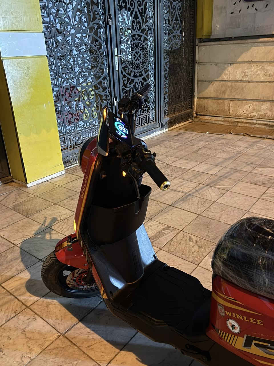 دراجه نضيفة
5 بطاريات كبار 
لون احمر 
بيها نقص كشن خلفي فقط
الدراجه محافظ عليها 
مصار شهرين من ماخذها 
نظام R و نظام P 
سماعات. بلوتوث 
هورن باخره 
مكاني بغداد الدورة شارع الشرطه 
السعر 450 
تمشي مسافه40كيلومتر بالشحنه الواحده
رقم ***********
