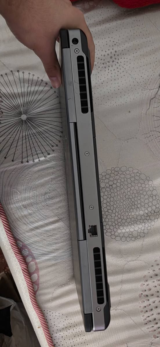 محطة العمل Dell Precision 7520-  (Workstation) - نظيف ومواصفات قوية للمصممين والمهندسين
-------------------------------------------------------------------------
-- لجماعة الهندسة : يشغل برامج مثل (AutoCAD, Revit, 3ds Max) ومجرب و سلس بدون لاگ و تقطيع.
-------------------------------------------------------------------------
-- لجماعة المونتاج :  يشغل برامج ادوبي و دافنشي و حسب تجربتي انطي جيد جداً حتى تتعلم بي هاي البرامج و هاي اثقل برامج مونتاج اما كابكات و غيره ممتاز جداً للعمل
-------------------------------------------------------------------------
المواصفات تعتبر جداً مناسبة لسعرة و هي : 
-------------------------------------------------------------------------
المعالج: Intel Core i7-6920HQ (فئة HQ القوية جداً بالأداء) و هاي الفئة هي الاقوى بهذا الجيل 
-------------------------------------------------------------------------
الرام: 16GB DDR4 (سريع جداً بالعمل المتعدد).
-------------------------------------------------------------------------
كارت الشاشة: منفصل احترافي NVIDIA Quadro M2200 بسعة 4GB فعلي (بالرغم من ال 4GB بس هاي الفئة مخصصة للمهندسين و الممنتجين او المونتير) يعني اقوى من هواي كروت بنفس السعة.
-------------------------------------------------------------------------
الهارد: 512GB SSD (سرعة بنقل البيانات).
-------------------------------------------------------------------------
الشاشة: 15.6 وضوح ممتاز ( 60Hz )
-------------------------------------------------------------------------
المنافذ: يحتوي على كافة المنافذ (HDMI, USB 3.0, Type-C, Mini DisplayPort)  -- يعني تكدر حتى تخلي كرت شاشة خارجي.
-------------------------------------------------------------------------
قابل للتعديل : اضافة رامات و تخزين و كرت شاشة
------------------------------------------------------------------------- 
السعر : 575 الف و بي مجال 
هذا دبابة عمل بالنسبة لسعرة 
اكو توصيل لكل العراق.
-------------------------------------------------------------------------
و عندي عرض يرهم للمهندس و الطالب و المونتير هم تگدر تاخذ وياة تابلت مستخدم 
Honor pad 10 papermate
يجي وياة كيبورد و قلم اصليات
 
اللابتوب و التابلت بسعر: مليون و خمسين الف 
و التوصيل مجاني 
-------------------------------------------------------------------------
للتواصل 
واتساب : ***********
انستقرام : 9999x09
تليجرام : @ghost_01000111
ماسنجر موجود .
