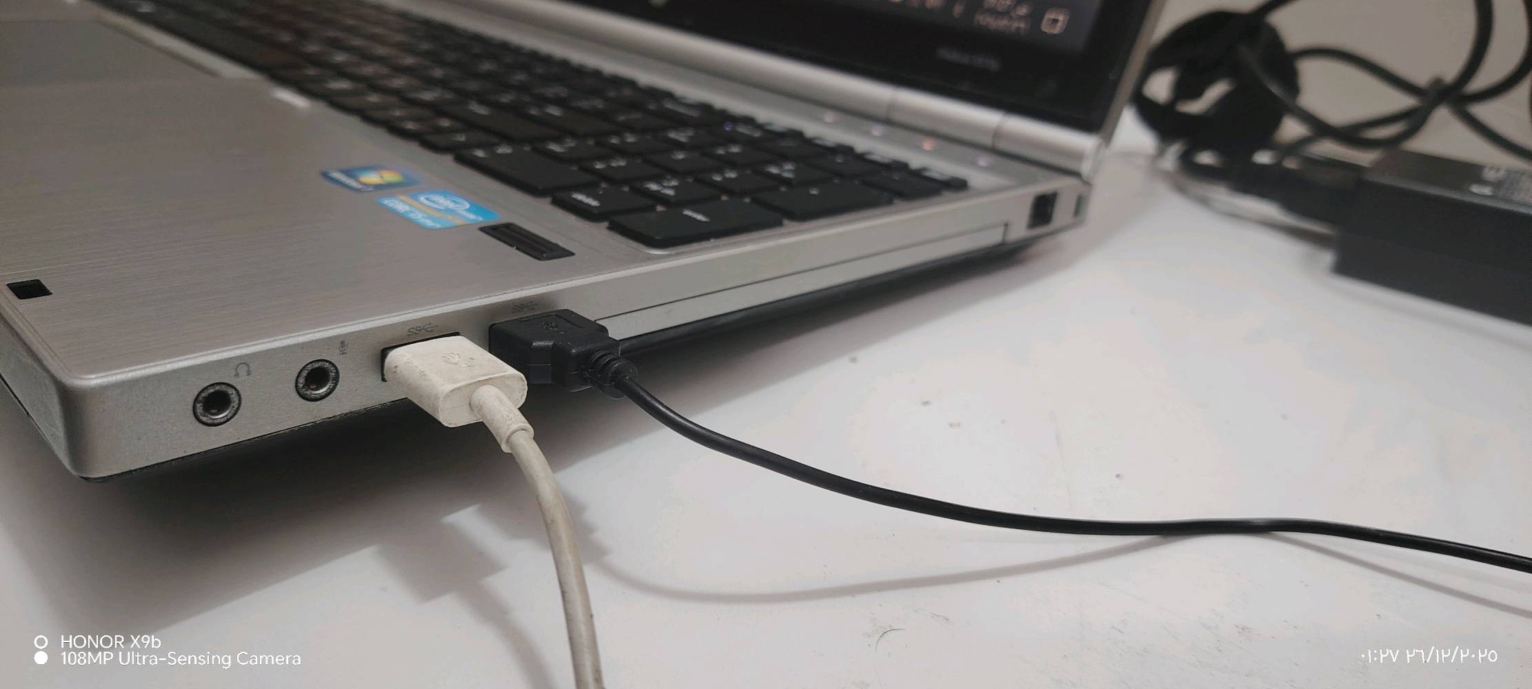 لابتوب HP 
المعالج  Intel Core i5-3320M
الجيل الثالث
الذاكرة العشوائية (RAM): سعتها 8 جيجابايت من نوع DDR3.
كرت الشاشة (Graphics): كرت مدمج من نوع Intel HD Graphics 4000
التخزين 500 جيجا
يرهم مراوس ب موبايل 