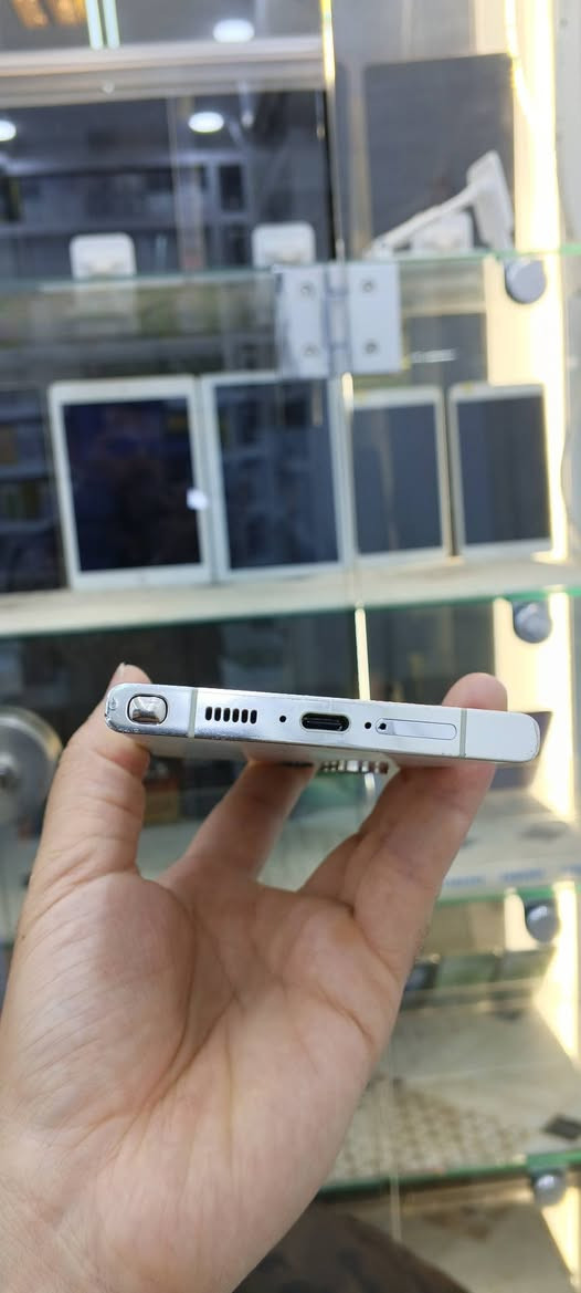 Galaxy S23  Ultra

2سیم و  زاکیره 256 گێگا و ڕام 12 گێگا و شاشەی   Daynamic Amolid X2  و  نوێبونەوەی شاشەی 120هێترزە و پرۆسێسەرییsnapdragon 8gen 2یی   لەسەرە و کامێرای 200 مێگا پێکسڵ و زومی کامێرای 100x و سه ماعەی ئیسترێۆیە و پاتری 5000ملی ئە مپێرە  پاک و خاوێنە و تەنیا پاتری بۆ گۆڕاوە   وردەیەکی کەمی  سەر  له مسی  هەیە وەک لە وێنەکاندا دیارە نرخی 440$ دولار و مه عمه لەیەکی که م 

شوێن/چە مچه ماڵ + گەیاندن هەیە شمشمل, السليمانية


**إذا كنت صاحب هذا الإعلان وتريد حذفه لأي سبب، رجاءا أرسل رسالة إلى الدعم الفني**