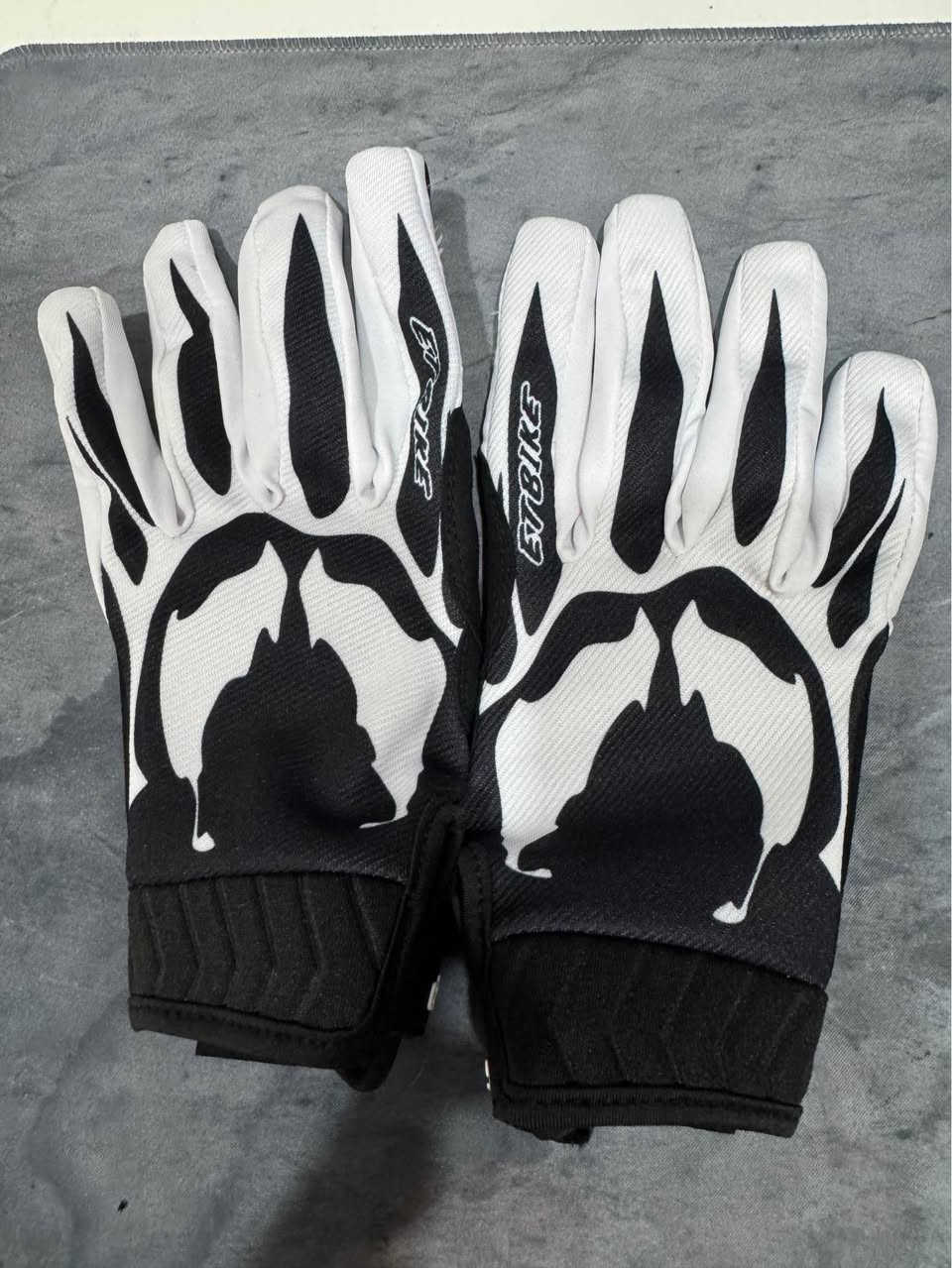 سلام عليكم جفوف دراجات جدد اصليات كلس مرتبه قياس مديم لازج توصيل موجود خاص او *********** 
٢٥ الف و٧٥ الف Colombo, Sri Lanka
