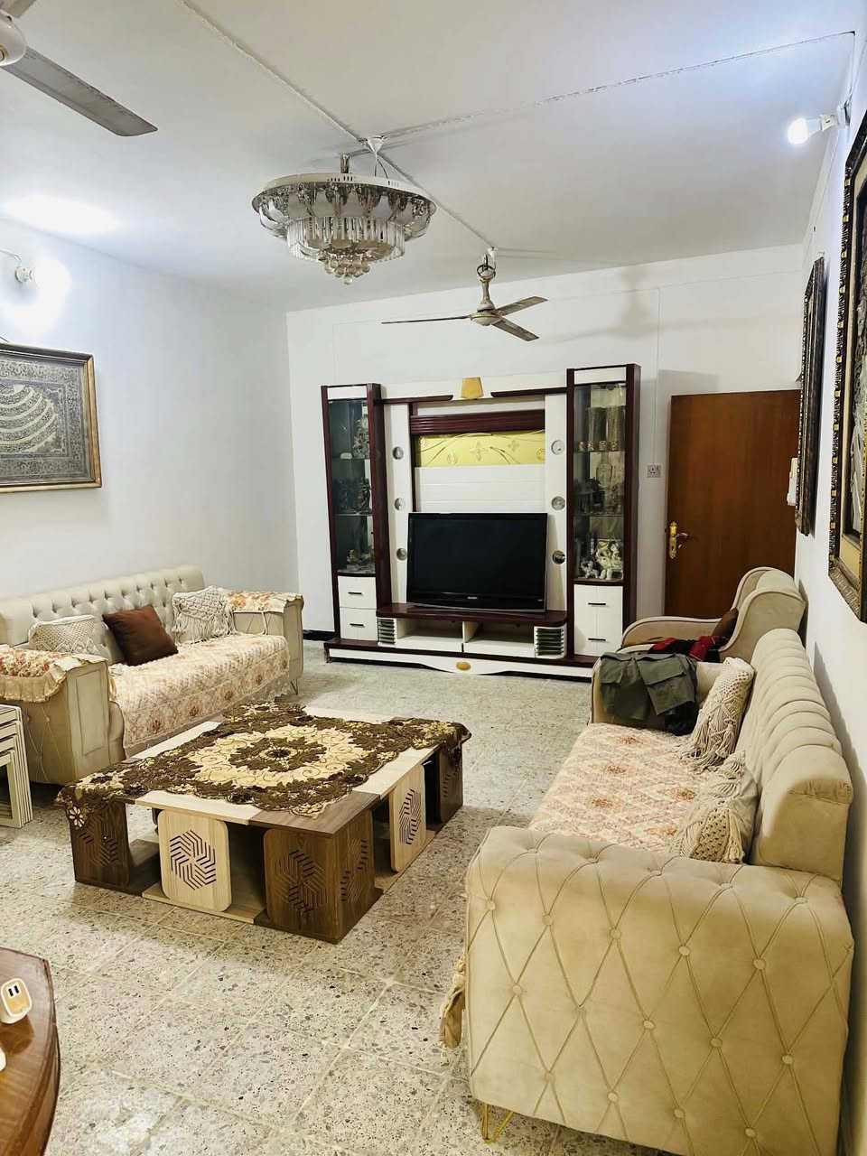 ✨دار لـلـبيـع ✨ مـوقـع مـمـيز  
الـمـساحــه :200 م 
الــمـوقــع : #الكرامه - شارع سيف بقلي 
……………………………
نــــوع الـعـقـار : طـابـو صـــرف  
حــالـة الـعـقـار : مـكـون مـن طــابـقـين 
(الاول) يـحتـوي عـلـى غـــرفه نــوم -مـطبـخ-اسـتـقبـال- كـلـدور مًـجـمع صـحيـات عـدد 2
(الـثـانـي) يـحتـوي عـلى 3 غـــرفه نــوم- كـلـدور
الـمنـطقـه كـامـل الـخـدمـات
……………………….
الـســعـر -خـــــــاص 
*****************
(شــركــة #حــافــظ للأسـتـثـمار الـعـقـاري)
مـوقـعـنا : بـابـل شـارع 60 - مـجـاور كـافـتريـا سـيف بـقلي
نـستـقـبل جـمـيع الـعروض الـعـقاريـه ↪️
بـيع -شـراء - تـعـقيب - إجـازة بـناء - إفـراز- رهـن 
******************

https://www.facebook.com/share/1Ccs7hXYVH/?mibextid=wwXIfr
للأسـتفـسار او الأتـصـال ↪️
 📞***********
📞***********
