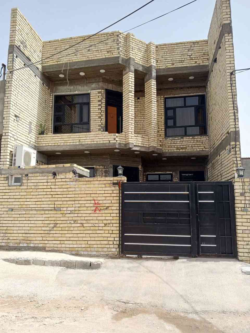 السلام عليكم بيت للبيع طابو زراعي سند 25 المساحه ١٥٠متر يحتوي على ٤غرف نوم واستقبال ٧في ٤ ومطبخ تاءوصاله وصحيات داخليه و خارجيه طابقين بناء طابوك بناء حديث كراج ٦متر  السعر ١٥٠ وبي مجال لطيبين ديالى بعقوبة منطقت ام العضام شارع المضيف الحيالي توزيع شيخ عباس التميمي تلفون ***********@
