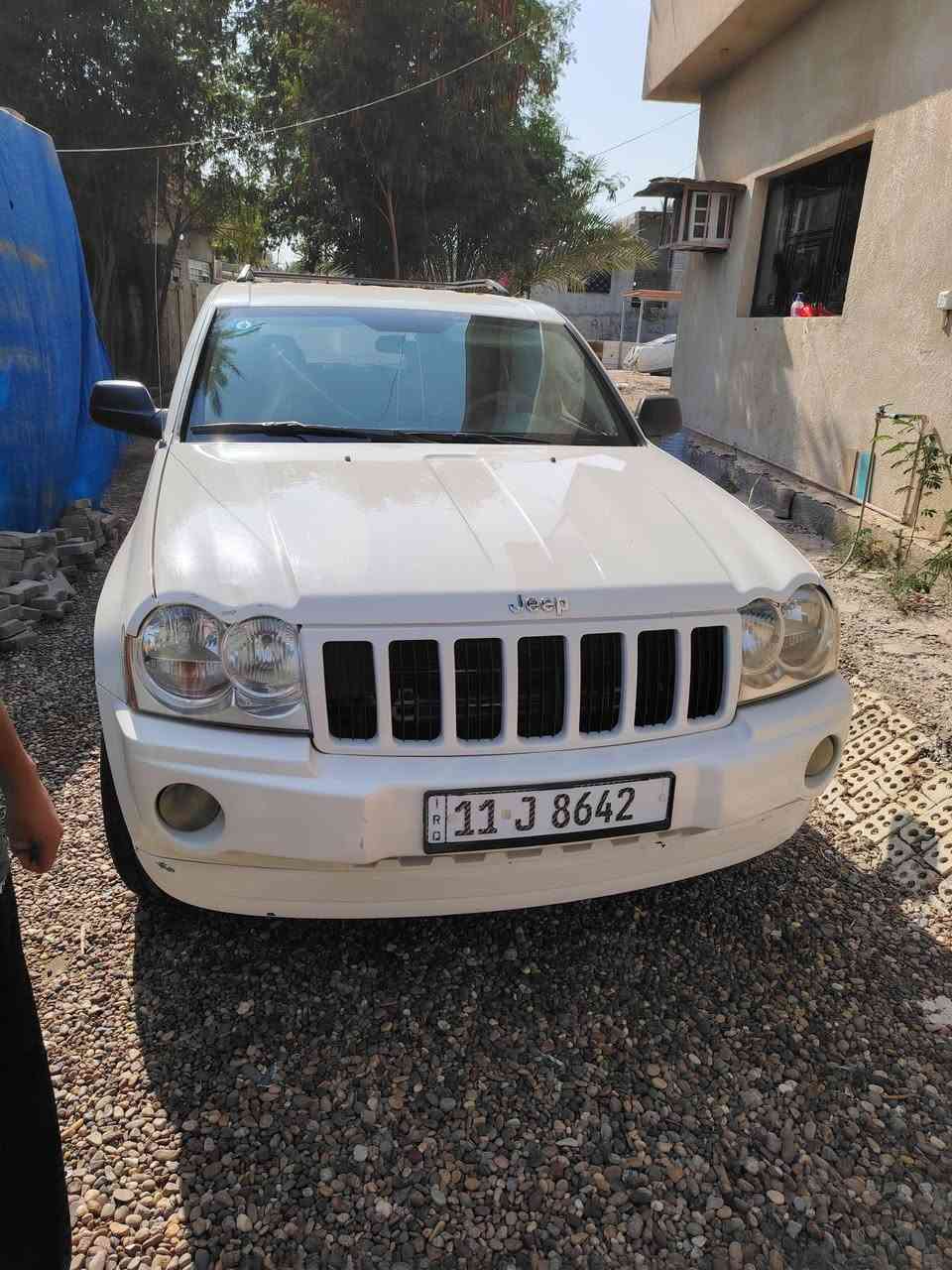 السلام عليكم
( Jeep Laredo ) 
 محرك 3700 . 6 سلندر
( المحرك ) وضع الشركة ( غير مفتوح ) 
( الگير: وضع الشركة مبدل زيت وفلتر فقط ) 
( عجلات كوري جديد ) ( بطارية جديدة ) 
( لايت زنون عالي ناصي ) 
الداخل : ( غرفة نضيفة )
بدي السيارة: ( صبغ دعامية أمامية ) و بعض الأجزاء مثل : ( تكمة الباب الأمامي بدون فتح )  ( وجزء بسيط بهلال الجاملغ الخلفي الأيمن ) ( وطخة بالباب الخلفي  بارد فقط ) ( وطرف البنيد بارد فقط شبر فقط ) 
( الصالنصة : بطيخة مبدلة فقط. 
تبريد جيد جداً و غير مفتوح أي جزء منه. 
الصدر الخلفي بحالة الشركة والامامي تبديل لاستيك وطوب فقط ( وللعلم دبلات الشركة نفسهن )

السعر المطلوب 120 وبيها مجال

( السيارة عندي صارلها 15 سنة )  ( غير الأجزاء الاستهلاكية ما مبدل بيها ) 
ارقام جديده رقم بغداد
 السنويه تنتهي ب 2030
رقم الهاتف
 ***********
***********
***********
العنوان : بغداد اليوسفية.
