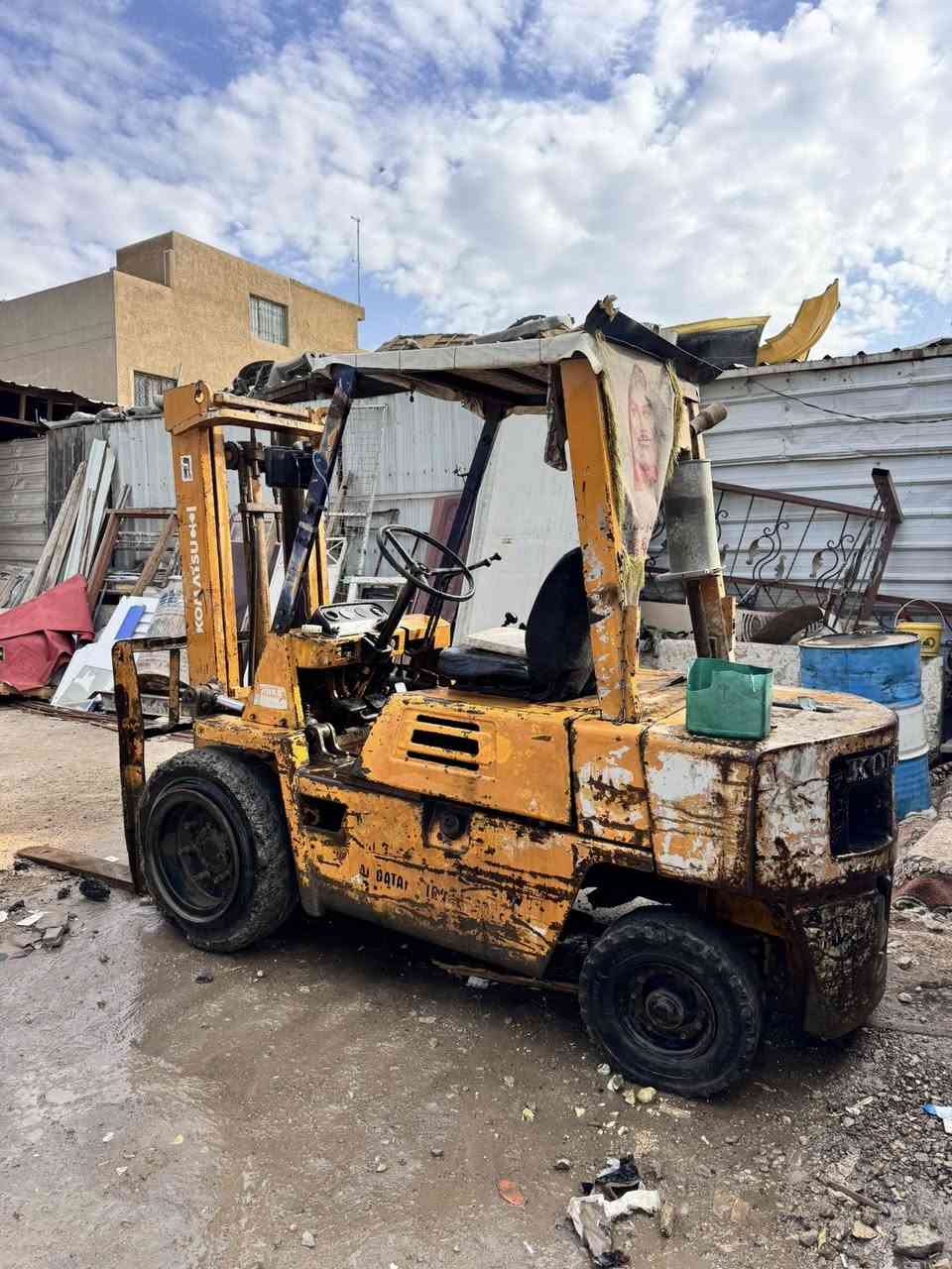 رافعه شوكيه 3طن كوماتسو جاهزه لعمل كير مكينه  جب ناصي مال حاويه بلادي مكاني بغداد الزعفرانية ***********
السعر 32ورقه
