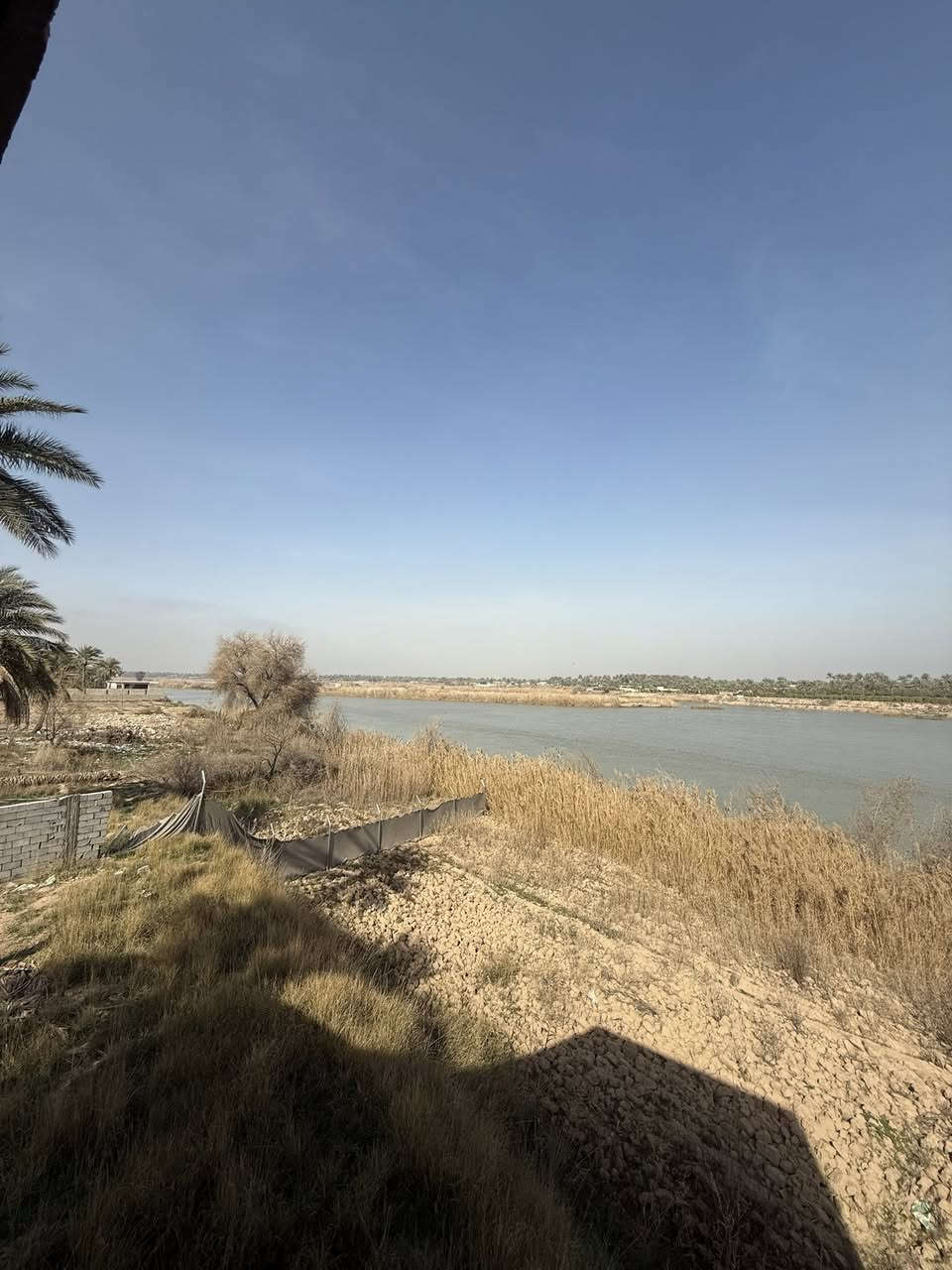 السلام عليكم👋للبيع أجمل(ڤيلا)مطله على نهر دجلة وايضاً على الشارع الرئيسي المساحة الكلية(2500m/دونم)لكن بالسند هو(700m)طابو زراعي نموذج السند(25)تحويل مباشر بأسم المشتري ليس إقرار محكمة من صاحب العقار الشرعي واجهية على الشارع الرئيسي(34m)واجهية على نهر دجلة(34m)ايضاً تحتوي على مشروع استثماري هو(كراج لغسل السيارات/محلات)الڤيلا مكونة من(7غرف للنوم/صالة/هول/كليدور/غرفه خاصه او جلسة داخل الڤيلا لنهر دجلة/مطبخ/3مجمعات صحيات)موقع الڤيلا في بغداد(الراشدية/منطقة السادة البوحيات/قرب مزرعة عدنان خير الله/قرب مدرسة الواحة الخضراء)للأستفسار مع صاحب العقار الشرعي *********** محمد الحياني ***********
