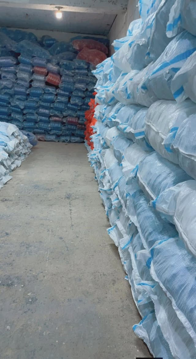 يتوفر قبق دبة متعدد الاستخدام استندر شفاف
شليف (1500) قبق .💧🌊 
السعر 35000الف  حلقة الون أبيض 

فلتر جامبو ناعم اصلي مو ايراني 
سعر الكارتون 40000

ضاغطة دبة ماء حجمين 
كبير 1500
صغير 1000

شيال دبة استعمال واحد 
سعر الشليف 55000

***********
