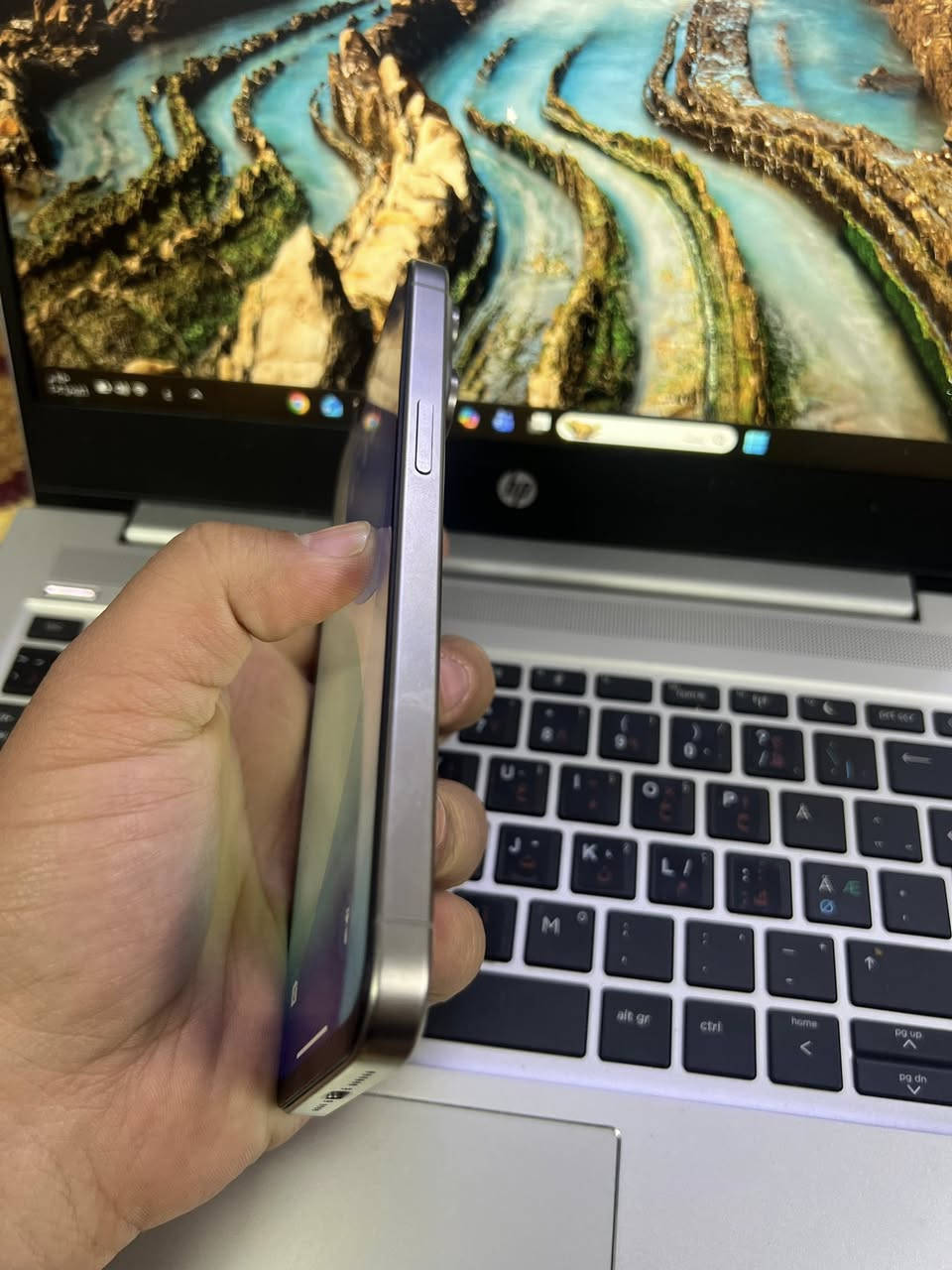 ايفون 15 برو ماكس
ذاكره 256 بطاريه 88
دبل سيم ZA
فقط مبدل شاشه 
بصمه الوجه شغال السِعر 650 الفِ
***********
***********
