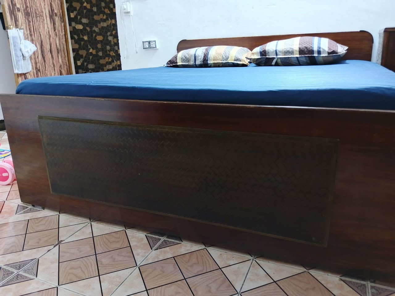 للبيع مابيهه اي ضرر نضيفه كلش
فقط الي موجود بالصوره
كنتور 6بيبان وملحق
جزامه
جربايه
سعره 700
*********** مكاني الامين الثانيه
