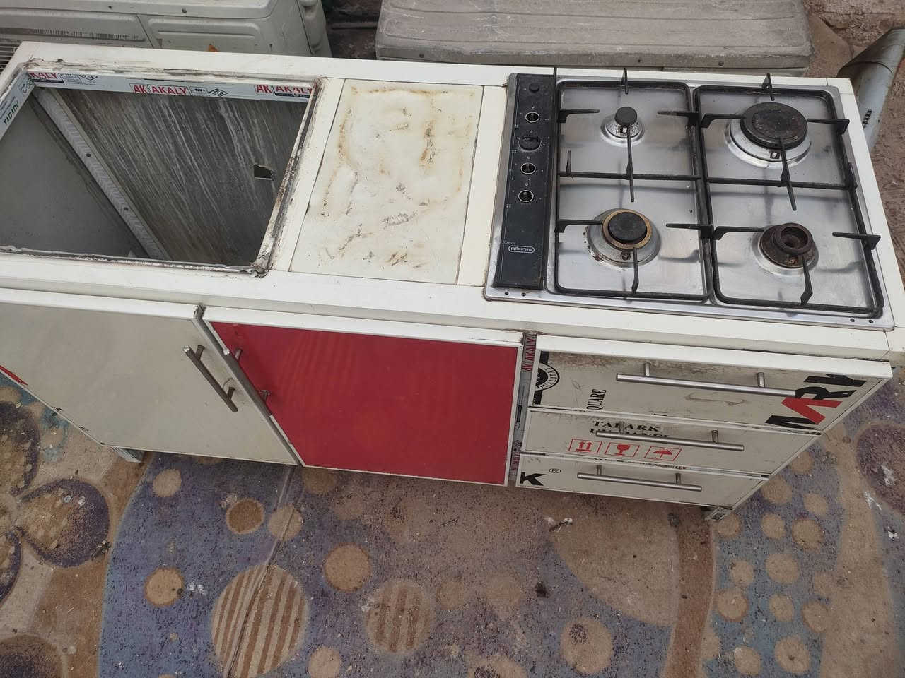 سلام عليكم البيع كاونتر معة طباخ شغال كلة الامنيوم السعر 100 كاونتر تركي مرمر قطعتين السعر 100 وبيهن مجال مكاني حي اور سبع قصور شارع ابو علي الرقم ***********
