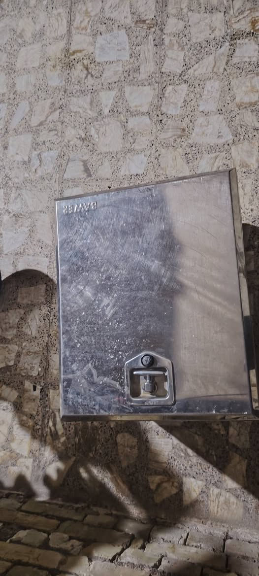 سلام عليكم صندوك البيع الارتفاع 50 سانتيم العرض 60 أو شاير همر أمريكي اصلي العنوان بغداد تقاطع درويش ***********
