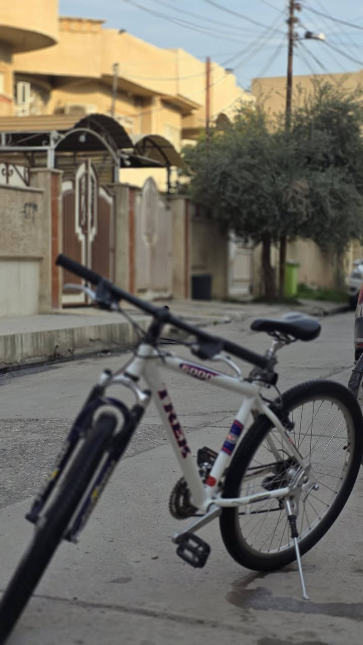 السلام عليكم .للبيع للبيع TREK
الماركة امريكي غنية عن التعريف
جبلي +استعراضي 
دبلات شغالات الا فول ⛔️
حجم 26🚳
تايرات جدد مال شركة TREKالاصلية مالهم
سستم (كير)امامي ٣نمر وخلفي ٨ نمر 🚭
السستم شميانو ديور 
بريكات فول فحمات وليس دسك 
سرج طبي جك 📌
مكان موصل حي الرفاق 
للتواصل ع رقم ***********
