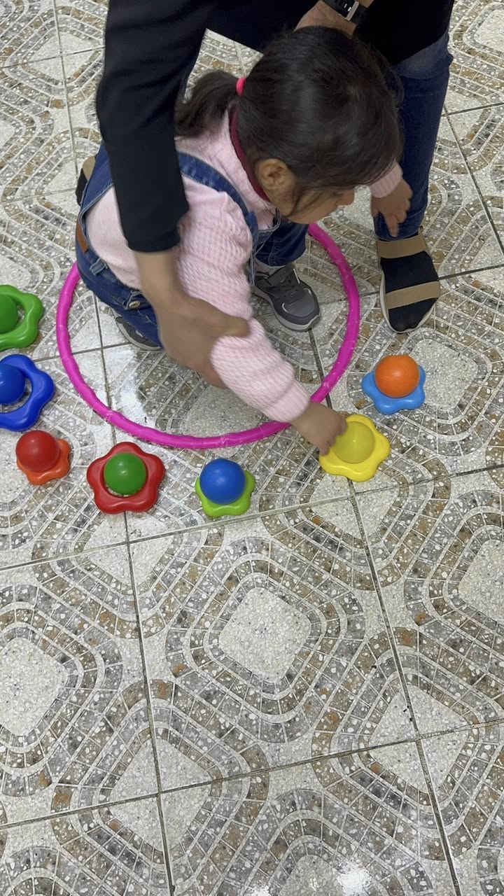 🧠قبل ان يتكلم يجب ان يفهم!بناء"اللغة الاستقبالية " لطفل التوحد#
كثير من الأهالي يسألون"متى سيتكلم طفلي؟" ولكن السؤال الأهم هو :هل يفهم طفلي ما أقوله؟"🧐
اللغة الاستقبالية هي " المخزن"  الذي يبنيه الطفل ؛ فإذا امتلأ. هذا المخزن بالفهم،فاض بالكلمات لاحقا. في جلساتنا، نركز على تحويل الكلمات المجردة إلى مفاهيم ملموسة.
🛠️كيف نطور اللغة الاستقبالية ( كما تظهر في الصورة)؟
1.الربط بين الكلمة والمجسم(Matchjng):
نستخدم البطاقات الملونة ( ازرق- اصفر- احمر)
لتعليم الطفل تمييز الألوان. عندما أقول " أعطني الأزرق" ويختاره الطفل فهذا يعني ان الدماغ بدأ يربط الرمز الصوتي بالصورة البصرية
2. تنفيذ الأوامر البسيطة(Following Commands):
من خلال الأنشطة الحركية مثل " امسك القلم " او " ضع المكعب" تدرب الطفل على فك تشفير الجمل وتحويلها إلى فعل ملموس
3.المساعدة الجسدية ثم التلاشي: 
في البداية قد تساعد الطفل " يدا بيد"( كما في الصور) ليعرف المسار الصحيح ثم نسحب يدانا تدريجياً حتى يستجيب للطلب اللفظي وحده 
4. تقليل المشتتات: 
لاحظوا بيئة العمل ، هادئة ومنظمة لتساعد الطفل على التركيز فقط على المثير السمعي والبصري الذي نقدمه له . 
تذكروا دائما
اللغة الاستقبالية  هي الجسر الذي يربط عالمنا بعالمهم، كلما كان الجسر قوياً كان التواصل اسهل وأسرع✨✨

كل الحب لإيطاليا الصغار ولعائلاتهم الصابرة❤️🙌
طيف التوحد#اللغة الاستقبالية # تأهيل# تخاطب# توعية # تدخل مبكر# نطق وتواصل

معهد تنمية الطفولة 
(جلسات فردية):
العنوان البنوك/ شارع التربية 
هناك جلسات مجانية للطفل اول يومين 
الدوام من الاحد للخميس 
يوجد خطوط نقل:
للحجز والتسجيل 📞***********
